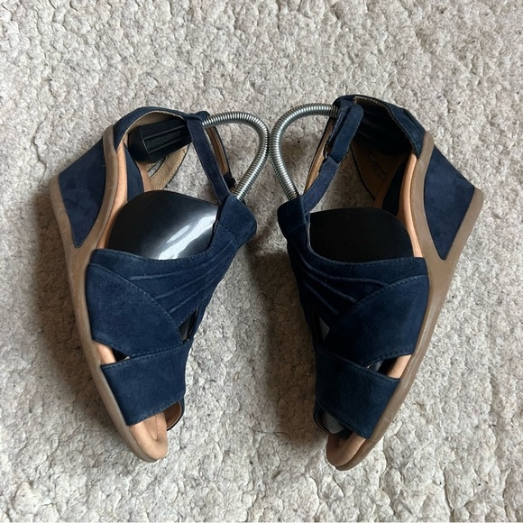 Earth: Navy Blue Suede "Curvet" Ankle Strap Wedge Sandals Size 7.5 - Picture 3 of 11